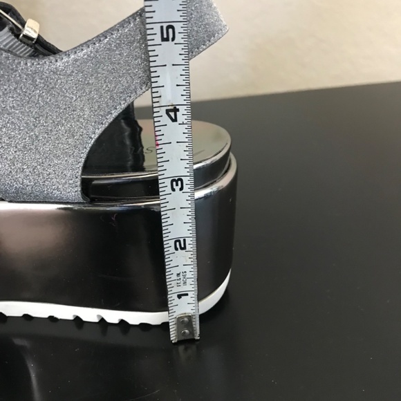 Stuart Weitzman Crosspath Pewter Glitterati  Platform Sandals .NWT.  Size 7N - Picture 9 of 9